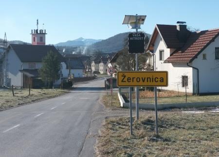 Prikazovalnik hitrosti Žerovnica v začetku naselja Foto Boštjan Otoničar